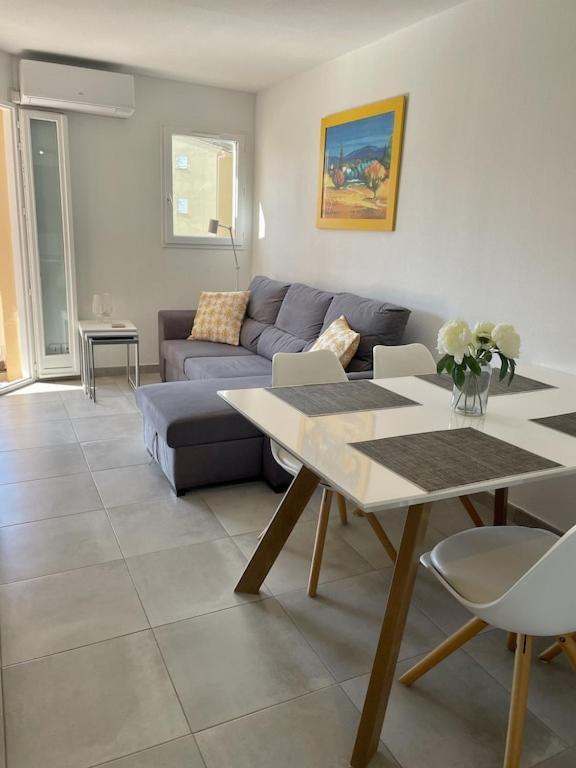 Apartment Newly Renovated Aircond-wifi-pool-sea View-150m To Beaches-